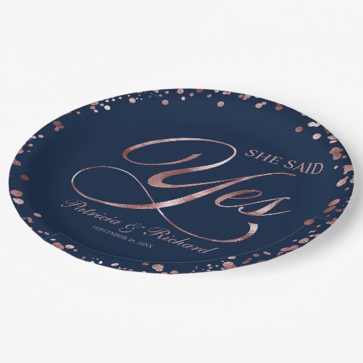 Blue Rosen Gold Sie sagte Ja Engagement Party Pappteller (Schrägansicht)