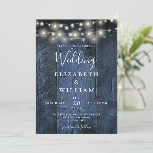 Blue Rustic Barn Wood String Lights Foto Hochzeit Einladung (Stehend Vorderseite)