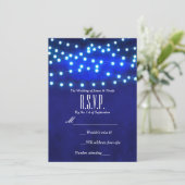 Blue Rustic Night String Lights Wedding RSVP Karte (Stehend Vorderseite)