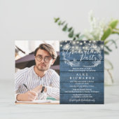 Blue Rustic String Lights Foto Graduation Party Einladung (Stehend Vorderseite)