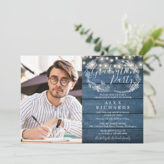 Blue Rustic String Lights Foto Graduation Party Einladung (Stehend Vorderseite)
