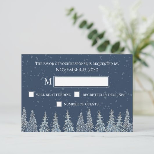 Blue Rustic Winter Forest Wedding RSVP Karte (Stehend Vorderseite)