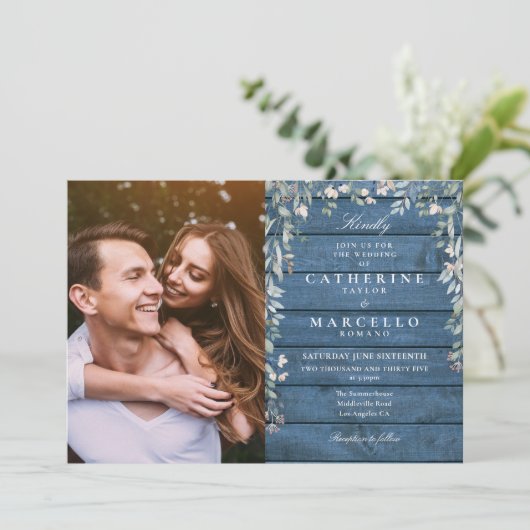 Blue Rustic Wood Floral Wildblumen Foto Hochzeit Einladung (Stehend Vorderseite)