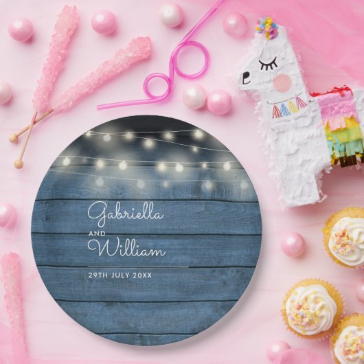 Blue Rustic Wood String Lights Script Hochzeit Pappteller (Party)