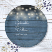Blue Rustic Wood String Lights Script Hochzeit Pappteller