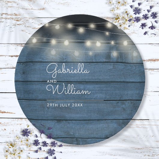 Blue Rustic Wood String Lights Script Hochzeit Pappteller