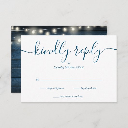Blue Rustic Wood String Lights Script Hochzeit RSVP Karte (Vorne/Hinten)