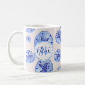 Blue Sand Dollar Aquarell-kundenspezifische Monogr Kaffeetasse (Links)