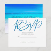 Blue Sand Hotel Wedding Beach Ocean Modernes Ziel RSVP Karte (Vorne/Hinten)