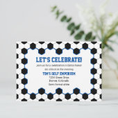 Blue Schwarz-weiß Soccer Ball Bar Mitzvah Empfang Einladung (Stehend Vorderseite)