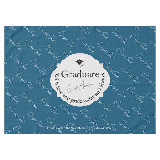 Blue Script Graduate Elegante Moderner Abschluss Tischdecke (Vorderseite (Horizontal))