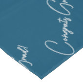 Blue Script Graduate Elegante Moderner Abschluss Tischdecke (Schrägansicht)