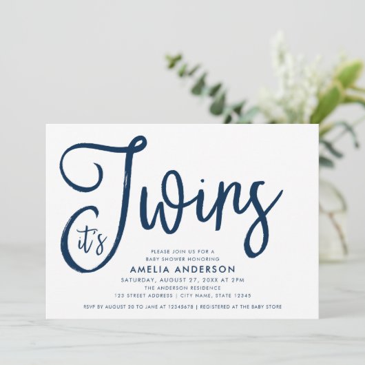 Blue Script & Pastel Blue Es ist Twins Baby Dusche Einladung (Stehend Vorderseite)