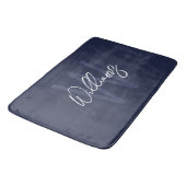 Blue Script Personalisiert Monogram und Name Badematte (Schrägansicht)