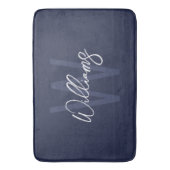 Blue Script Personalisiert Monogram und Name Badematte (Vorderseite Vertikal)