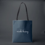 Blue Script | Stilvolle Monogram Modern Tasche<br><div class="desc">Ein einfaches,  individuelles Monogramm-Design in einer lässigen Handschrift in auffallend einfarbigen Marineblau in Blau und Weiß. Das Monogramm kann leicht personalisiert sein,  um ein Design so einzigartig wie Sie sind zu machen! Das perfekte trendige Geschenk oder Accessoire für jeden Anlass.</div>