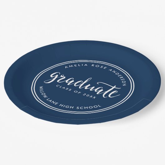 Blue Script und White Stripes Graduate Abschluss Pappteller (Schrägansicht)