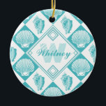 Blue Seashell Diamond Nautical Beach Monogram Keramik Ornament<br><div class="desc">Dieses hübsche, blaue und weiße Muschelmuster verleiht dem Ganzen und dem Strand eine ganz besondere Note. Es gibt zwei Arten von Muscheln im Design, auf abwechselnden blauen und weißen Diamanten, und eine zentrale Diamantform, in der Sie ein Monogramm, einen Namen oder einen anderen Text hinzufügen können. Ideal für Wassersport /...</div>