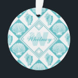 Blue Seashell Diamond Nautical Beach Monogram Ornament<br><div class="desc">Dieses hübsche, blaue und weiße Muschelmuster verleiht dem Ganzen und dem Strand eine ganz besondere Note. Es gibt zwei Arten von Muscheln im Design, auf abwechselnden blauen und weißen Diamanten, und eine zentrale Diamantform, in der Sie ein Monogramm, einen Namen oder einen anderen Text hinzufügen können. Ideal für Wassersport /...</div>