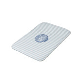 Blue Seashell Painting Nautical Blue Strip Badematte (Schrägansicht)