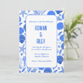 Blue Seashells Pattern Chic Beach Wedding Party Einladung (Stehend Vorderseite)
