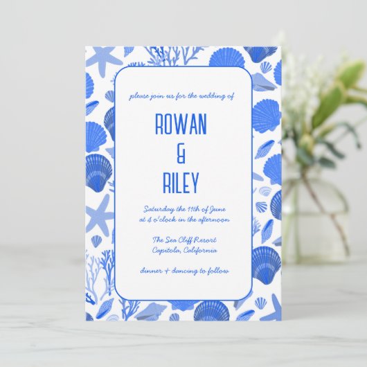 Blue Seashells Pattern Chic Beach Wedding Party Einladung (Stehend Vorderseite)