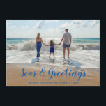 Blue Sees und Greetings Beach Weihnachten<br><div class="desc">Ein cleverer Einstieg in die traditionelle Urlaubskarte mit Seas & Greetings in einem modernen tropisch blauen Skript bietet Ihr Lieblings-Beach-Foto. Personalisieren Sie mit Ihrem Familiennamen und dem Jahr.</div>