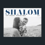 Blue Shalom Bold Typografy Hanukkah Foto Feiertagspostkarte<br><div class="desc">Happy Hanukkah! Senden Sie Hanukkah Wünsche an Familie und Freunde mit dieser anpassbaren modernen Hanukkah Postkarte. Es zeigt SHALOM in fett formatierter Typografie. Personalisieren Sie diese durch Hinzufügen von Namen und Fotos. Dieses Foto Happy Hanukkah Postkarte ist in anderen Cardstock erhältlich.</div>