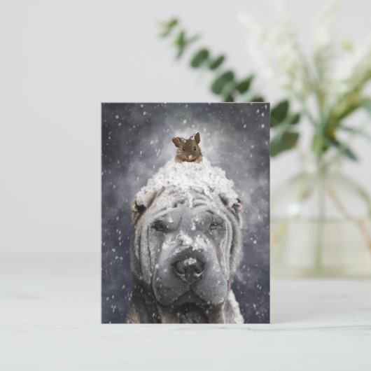 Blue Shar Pei im Schnee mit einer kleinen Maus Postkarte (Stehend Vorderseite)