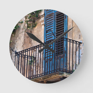 Blue Sicilian Door on the Balcony Runde Wanduhr