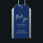 Blue Silver Bar Mitzvah Gefallen Vielen Dank Geschenkanhänger<br><div class="desc">Klassisch elegante blau-silbergraue Bar Mitzvah Vielen Dank. Sie bevorzugen Geschenketiketten mit einfachen Imitaten silberne Textur Randkanten und personalisierten Text durch mit modernen und verzierten Schriftart für ein einzigartiges Aussehen. Koordinationsgegenstände im Bereich Papiertraube Zazzle Designer Shop Bar Mitzvah.</div>