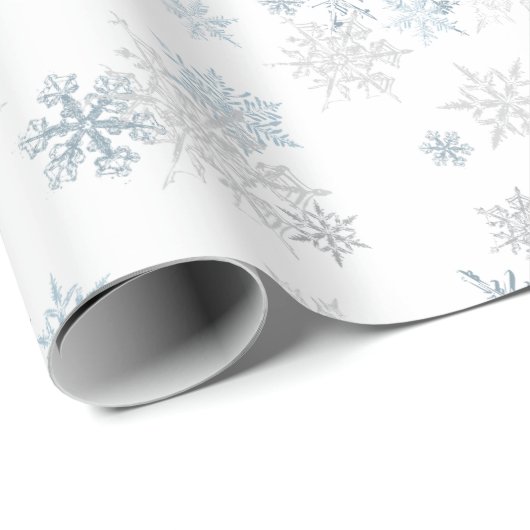 Blue Silver Gray Snowflake Wonderland Geschenkpapier (Rolleneckpunkt)