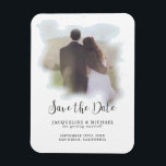 Blue Simple Elegante Modernes Script Watercolor Fo Magnet<br><div class="desc">"Blue Simple Elegant Modern Script Watercolor Foto Save the Date." Elegant und unterstrichen, dieses Foto Save the Date Magnet zeigt Ihre Verlobung Foto unter einer weichen rosa Aquarellwäsche, die einen romantischen gefilterten Effekt. Ein schönes und nützliches Geschenk für Familie und Freunde. Kunst von international lizenzierter Künstlerin und Designerin, Audrey Jeanne...</div>
