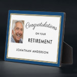 Blue Simple Retirement Party Foto Banner Fotoplatte<br><div class="desc">Diese Tafel aus dem Ruhestand mit dem Party verfügt über ein berufliches,  schlichtes Layout mit dunkelblauen und goldenen Rahmen. Sage herzlichen Glückwunsch mit diesem einfachen und leicht zu lesenden Schild. Personalisieren Sie mit einem Foto der Ehrenbürger.</div>