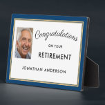 Blue Simple Retirement Party Foto Banner Fotoplatte<br><div class="desc">Diese Tafel aus dem Ruhestand mit dem Party verfügt über ein berufliches,  schlichtes Layout mit dunkelblauen und goldenen Rahmen. Sage herzlichen Glückwunsch mit diesem einfachen und leicht zu lesenden Schild. Personalisieren Sie mit einem Foto der Ehrenbürger.</div>