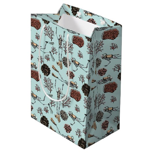 Blue Skeleton Ocean Scuba Diver and Coral Mittlere Geschenktüte (Rückseite Schrägansicht)