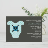 Blue Skull Outfit Boy Baby Dusche Einladung (Stehend Vorderseite)