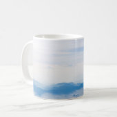 Blue sky and mountains view from airplane stylized kaffeetasse (Vorderseite Links)