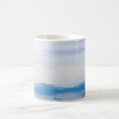Blue sky and mountains view from airplane stylized kaffeetasse (Mittel)
