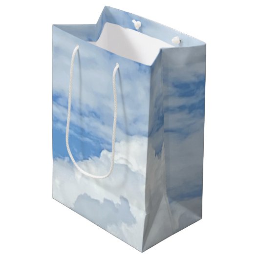 BLUE SKY CLOUDS FOTO MEDIUM GIFT BAG MITTLERE GESCHENKTÜTE (Vorderseite Schrägansicht)