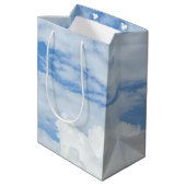 BLUE SKY CLOUDS FOTO MEDIUM GIFT BAG MITTLERE GESCHENKTÜTE (Rückseite Schrägansicht)