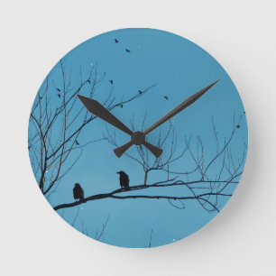 Blue Sky Crows Runde Wanduhr