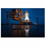Blue Sky for Space Shuttle Atlantis Start Fotoskulptur Magnet<br><div class="desc">Regengewaschene Dämmerung bäumte die Szene in einem coolen, ätherischen Licht. Die letzten Spuren des Sturms blieben am Himmel, riesig und tief, beruhigend blau. Puddeln auf dem Launchpad spiegelten das sanfte Glühen des Space Shuttle wider, dessen Bauch mit einem faszinierenden Tanz weißer Lichter beleuchtet wurde. Eine gedämpfte Vorfreude hing schwer in...</div>