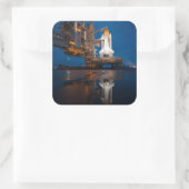 Blue Sky for Space Shuttle Atlantis Start Quadratischer Aufkleber (Tasche)
