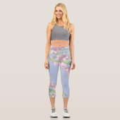 Blue Sky Green Pflanze Blätter Purple Flowers Capri Leggings (Vorderseite)