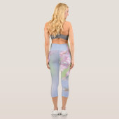 Blue Sky Green Pflanze Blätter Purple Flowers Capri Leggings (Rückseite)