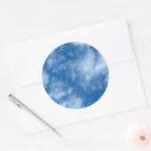 Blue Sky mit Clouds-Foto Runder Aufkleber (Umschlag)