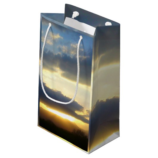 Blue Sky Sunset Geschenktasche Kleine Geschenktüte (Rückseite Schrägansicht)