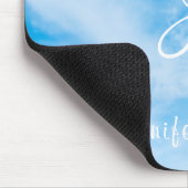 Blue Sky White Clouds Kalligrafie Text Monogram Mousepad (Ecke)