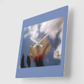 Blue Sky White Rose Quadratische Wanduhr (Winkel)